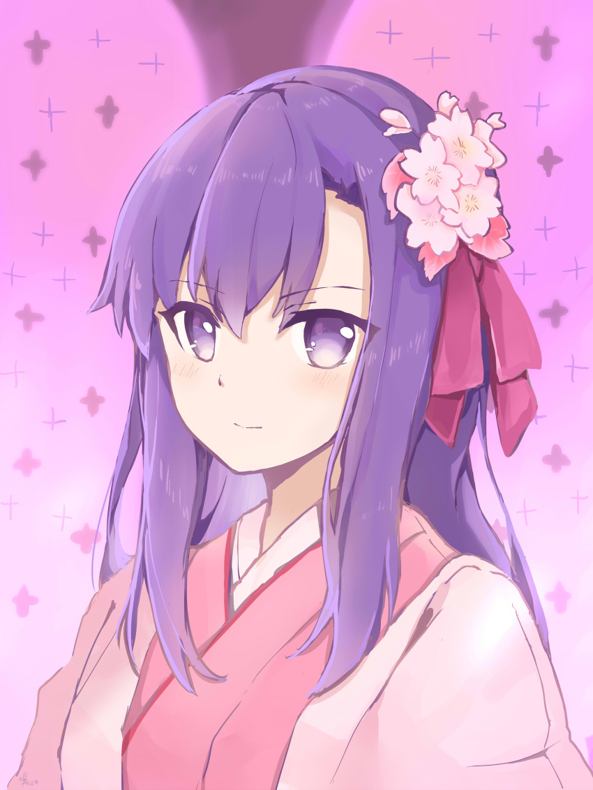 1girl absurdres bangs blush bow closed_mouth commentary_request eyebrows_visible_through_hair fate/grand_order fate_(series) flower hair_between_eyes hair_bow hair_flower hair_ornament highres japanese_clothes kimono kiri_sakura long_hair looking_at_viewer matou_sakura parvati_(fate/grand_order) pink_flower pink_kimono purple_hair red_bow smile solo upper_body violet_eyes