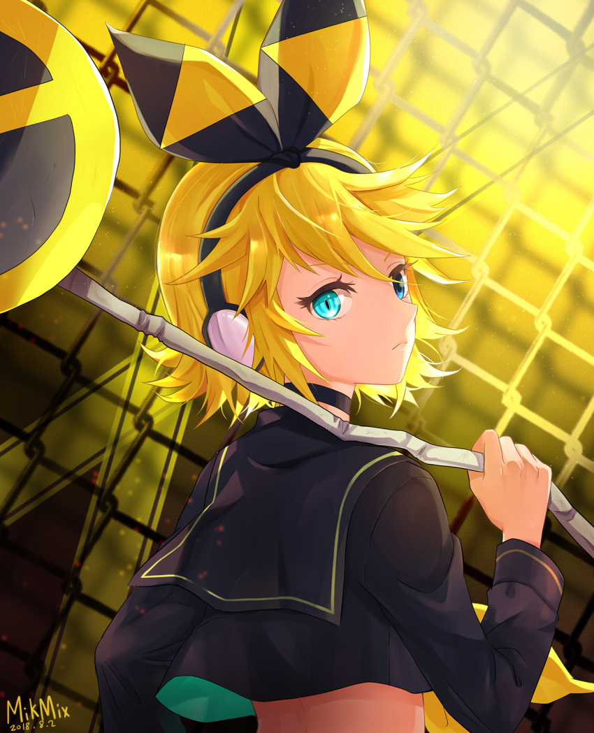 1girl 2018 artist_name black_hairband black_sailor_collar black_shirt blonde_hair blue_eyes bow crop_top dated from_behind frown hair_bow hairband headphones heterochromia highres holding kagamine_rin long_sleeves looking_at_viewer looking_back midriff mikmix rettou_joutou_(vocaloid) sailor_collar shirt short_hair solo upper_body vocaloid