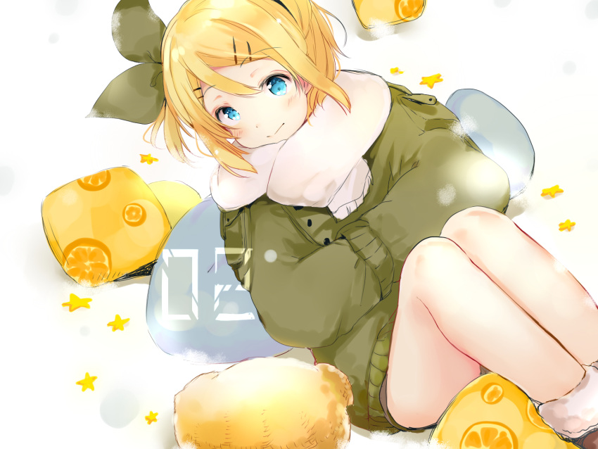 1girl blonde_hair blue_eyes bow feet_out_of_frame fur-trimmed_boots fur_trim green_bow green_coat hair_bow hair_ornament hairclip hands_in_opposite_sleeves highres kagamine_rin knees_up lying on_back orange_print oyamada_gamata pillow scarf short_shorts shorts snow solo star vocaloid white_scarf