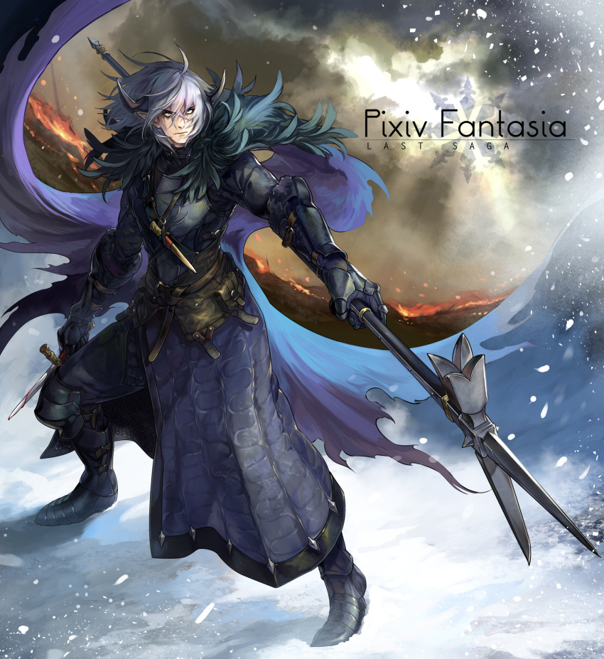 1boy armor belt berg_(pixiv_fantasia_last_saga) black_footwear blood bloody_weapon blue_cape bracer brown_sky cape copyright_name dual_wielding fighting_stance fire full_body fur_trim gauntlets highres holding horn knee_pads knife outdoors pixiv_fantasia pixiv_fantasia_last_saga piyo polearm pouch snow solo standing weapon white_hair yellow_eyes