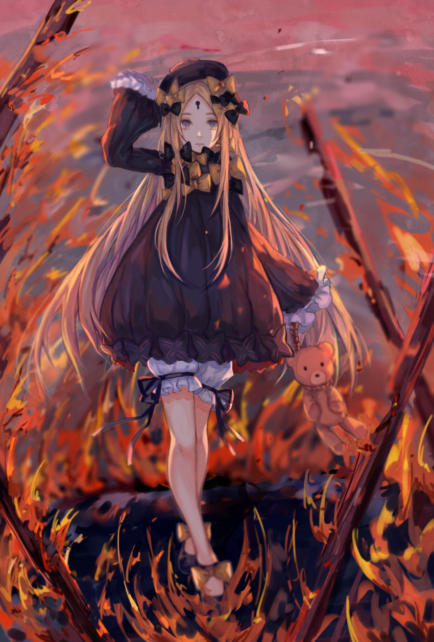 1girl abigail_williams_(fate/grand_order) bangs black_bow black_footwear black_headwear black_ribbon blonde_hair blue_eyes bow commentary_request dress fate/grand_order fate_(series) fire full_body hair_bow hat highres long_hair long_sleeves looking_at_viewer orange_bow outdoors parted_bangs polka_dot polka_dot_bow ribbon rope sleeves_past_fingers sleeves_past_wrists solo standing stuffed_animal stuffed_toy teddy_bear very_long_hair yan_ge