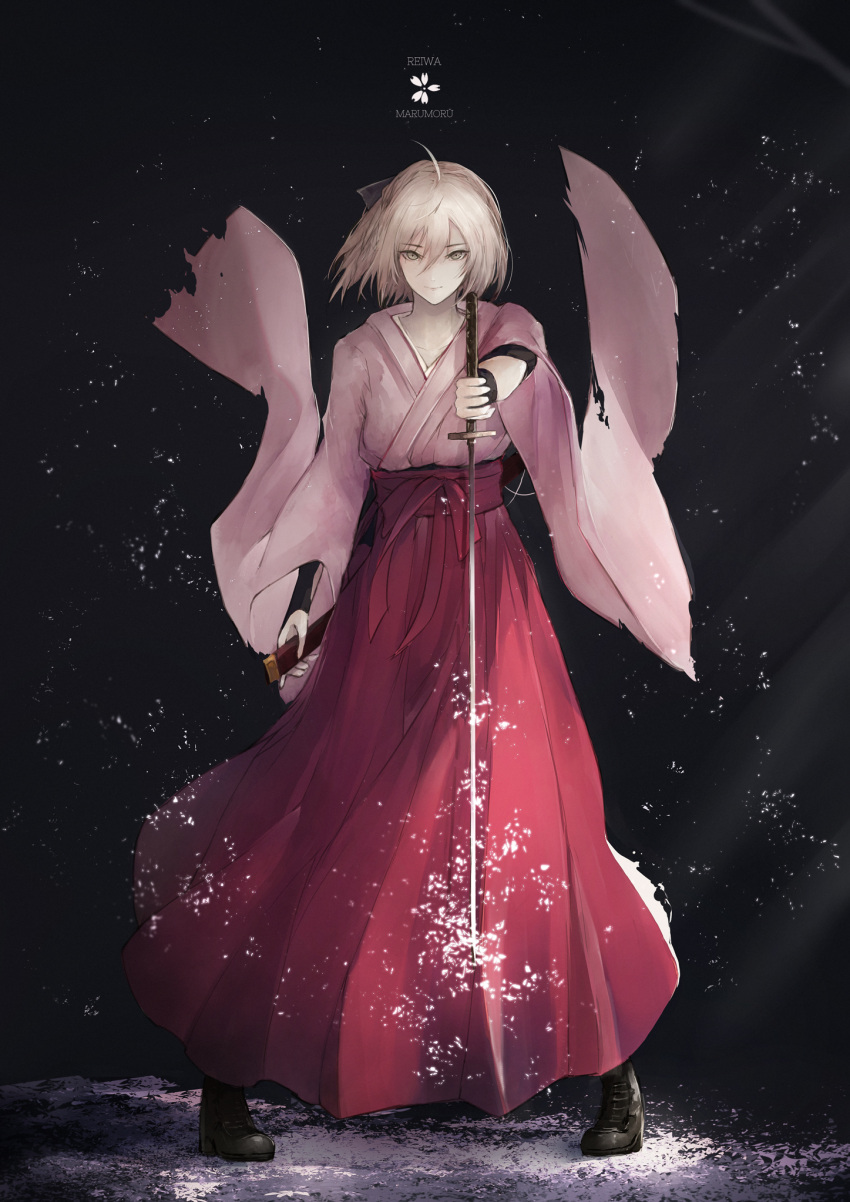 &gt;:) 1girl ahoge bangs black_background black_footwear blonde_hair boots closed_mouth fate/grand_order fate_(series) full_body hair_between_eyes hakama highres holding holding_sword holding_weapon japanese_clothes kimono legs_apart long_sleeves looking_at_viewer marumoru okita_souji_(fate) okita_souji_(fate)_(all) outstretched_arm petals pink_kimono red_hakama sheath short_hair smile solo standing sword unsheathed v-shaped_eyebrows weapon wide_sleeves yellow_eyes