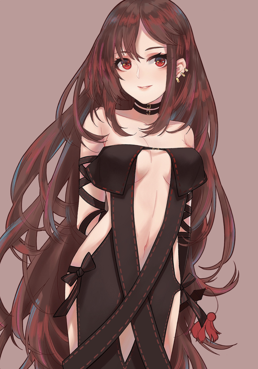 1girl absurdres arm_behind_back arms_behind_back bangs bare_shoulders black_dress black_gloves blush breasts brown_background brown_hair center_opening choker cleavage collarbone consort_yu_(fate) dress ear_piercing earrings elbow_gloves fate/grand_order fate_(series) gloves highres jewelry long_hair looking_at_viewer medium_breasts multiple_earrings navel oooosake parted_lips piercing red_eyes revealing_clothes simple_background smile solo standing strapless strapless_dress tassel thighs very_long_hair