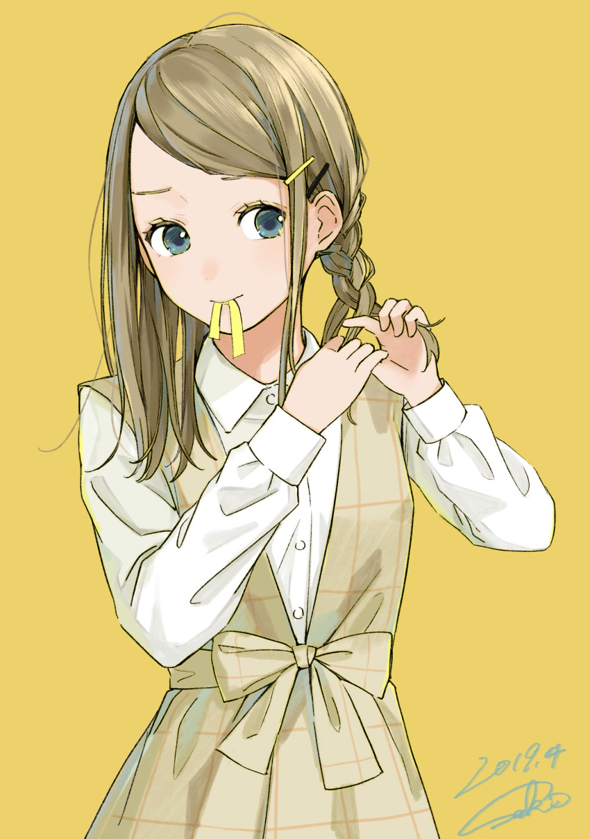 1girl bangs blue_eyes bow braiding_hair brown_bow brown_dress brown_hair collared_shirt commentary_request dated dress hair_ornament hairclip hairdressing highres long_hair long_sleeves looking_at_viewer mouth_hold original sako_(user_ndpz5754) shirt signature simple_background smile solo swept_bangs tareme white_shirt wing_collar yellow_background