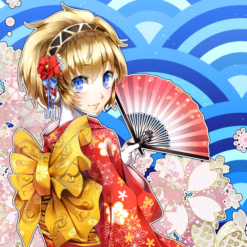 1girl aegis_(persona) blonde_hair blue_eyes bow fan floral_print flower from_behind hair_flower hair_ornament hairband highres holding holding_fan imo_(evekelu-111) japanese_clothes kimono looking_at_viewer looking_back persona persona_3 print_kimono red_flower red_kimono short_hair smile solo standing yellow_bow yukata