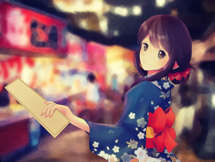 1girl black_hair blue_kimono blurry blurry_background bow brown_eyes brown_hair chyndea festival floral_print hair_ornament hair_scrunchie highres japanese_clothes kimono long_hair looking_at_viewer night outdoors red_scrunchie scrunchie senryuu_shoujo smile solo upper_body wide_sleeves yukata