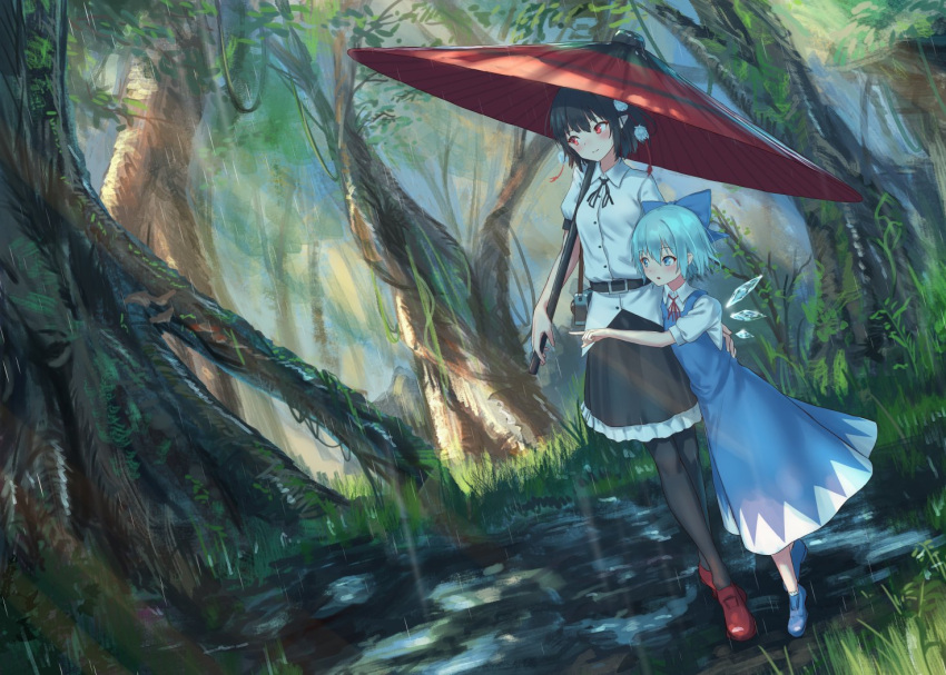 2girls bangs belt black_belt black_hair black_legwear black_neckwear black_ribbon black_skirt blue_bow blue_dress blue_eyes blue_footwear blue_hair bow breasts camera cirno commentary_request dress dutch_angle forest full_body grass hair_bow hand_on_another's_back height_difference holding holding_umbrella ice ice_wings light_rays multiple_girls nature neck_ribbon oriental_umbrella outdoors pantyhose parted_lips petticoat pinafore_dress pointing pointy_ears pom_pom_(clothes) puffy_short_sleeves puffy_sleeves red_eyes red_footwear red_neckwear red_umbrella ribbon roke_(taikodon) shameimaru_aya shirt shoes short_hair short_sleeves skirt small_breasts smile tassel touhou tree umbrella white_shirt wings