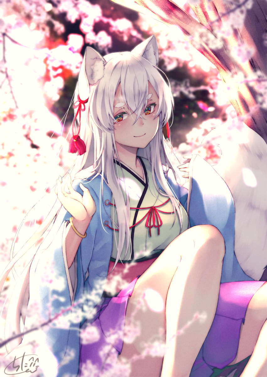 1girl animal_ear_fluff animal_ears bangs blurry blurry_background blush breasts chita_(ketchup) closed_mouth commentary_request depth_of_field eyebrows_visible_through_hair fox_ears fox_girl fox_tail hair_between_eyes hands_up highres japanese_clothes kimono long_sleeves medium_breasts original pleated_skirt purple_skirt red_eyes short_eyebrows sitting skirt sleeves_past_wrists smile solo tail tail_raised thick_eyebrows tree white_kimono wide_sleeves