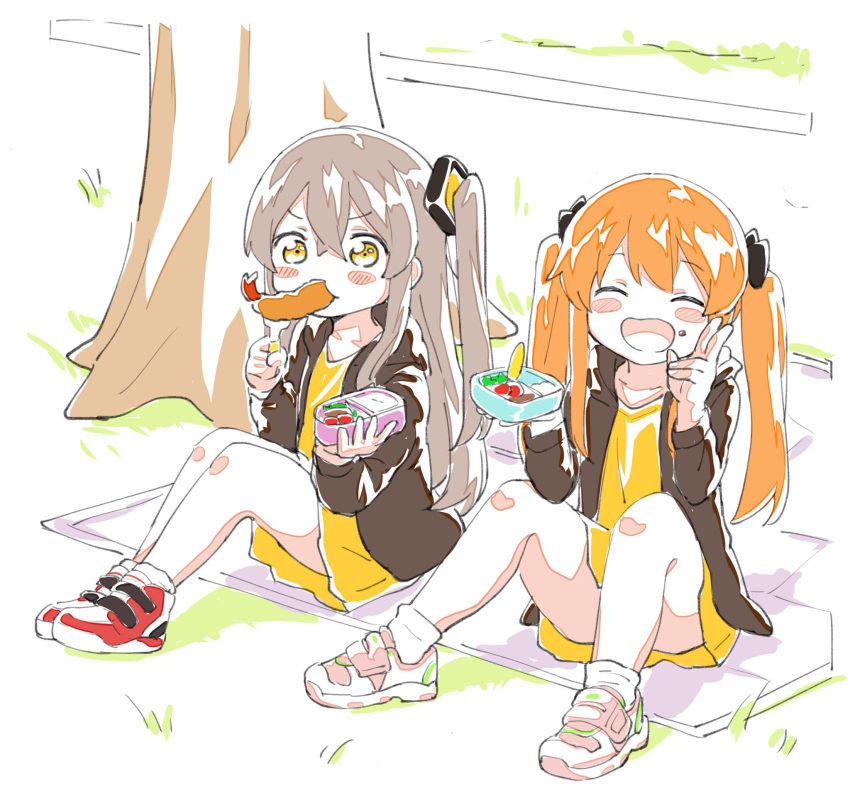 2girls commentary_request food girls_frontline highres multiple_girls obentou rice shinoe_nun shoes shrimp siblings side_ponytail sisters sitting skirt sneakers tempura twins twintails ump45_(girls_frontline) ump9_(girls_frontline) v younger