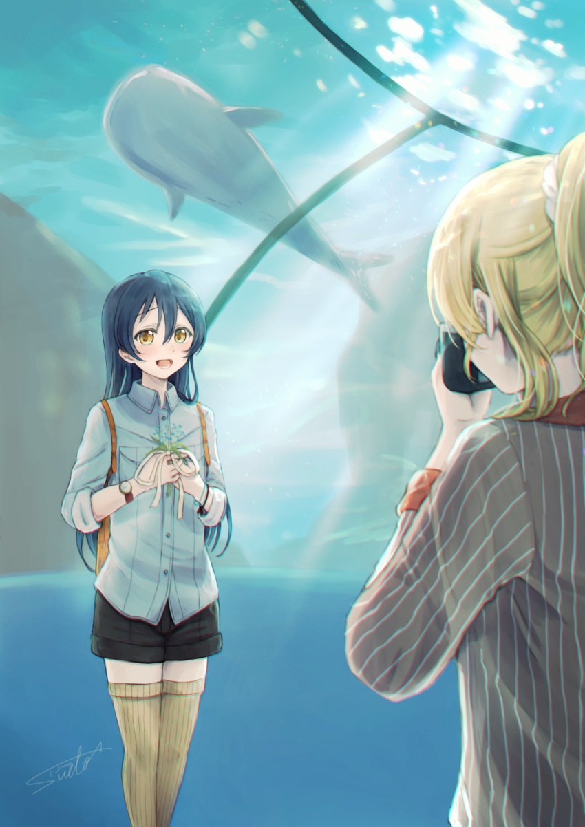 2girls aquarium ayase_eli bangs blonde_hair blue_hair blush camera commentary_request eyebrows_visible_through_hair fish_tank flower hair_between_eyes highres holding holding_camera holding_flower long_hair long_sleeves looking_at_another love_live! love_live!_school_idol_festival love_live!_school_idol_project multiple_girls open_mouth shorts smile solo_focus sonoda_umi standing suito taking_picture thigh-highs water yellow_eyes