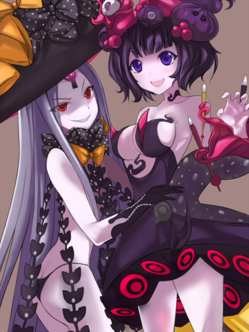 2girls abigail_williams_(fate/grand_order) ass bangs bare_shoulders black_bow black_dress black_gloves black_hair black_headwear black_neckwear black_panties blue_eyes bow breasts brown_background cleavage dress fate/grand_order fate_(series) gloves grin hair_ornament hand_up highres katsushika_hokusai_(fate/grand_order) long_hair looking_at_viewer marionette_(excle) medium_breasts multiple_girls neck_tattoo open_mouth orange_bow paintbrush pale_skin panties polka_dot polka_dot_bow red_eyes sharp_teeth short_hair simple_background smile solo standing tattoo teeth third_eye underwear