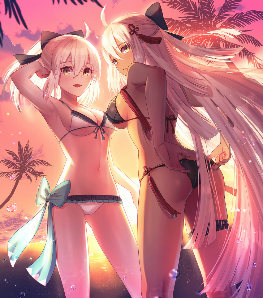 2girls ahoge arm_up armpits ass bangs bare_shoulders beach bikini black_bikini black_bow blonde_hair blush bow breasts butt_crack dolce_(dolsuke) fate/grand_order fate_(series) hair_bow highres large_breasts long_hair looking_at_viewer multiple_girls navel okita_souji_(alter)_(fate) okita_souji_(fate) okita_souji_(fate)_(all) palm_tree ponytail short_hair silver_hair swimsuit tassel thighs tree twilight under_boob very_long_hair white_bikini yellow_eyes