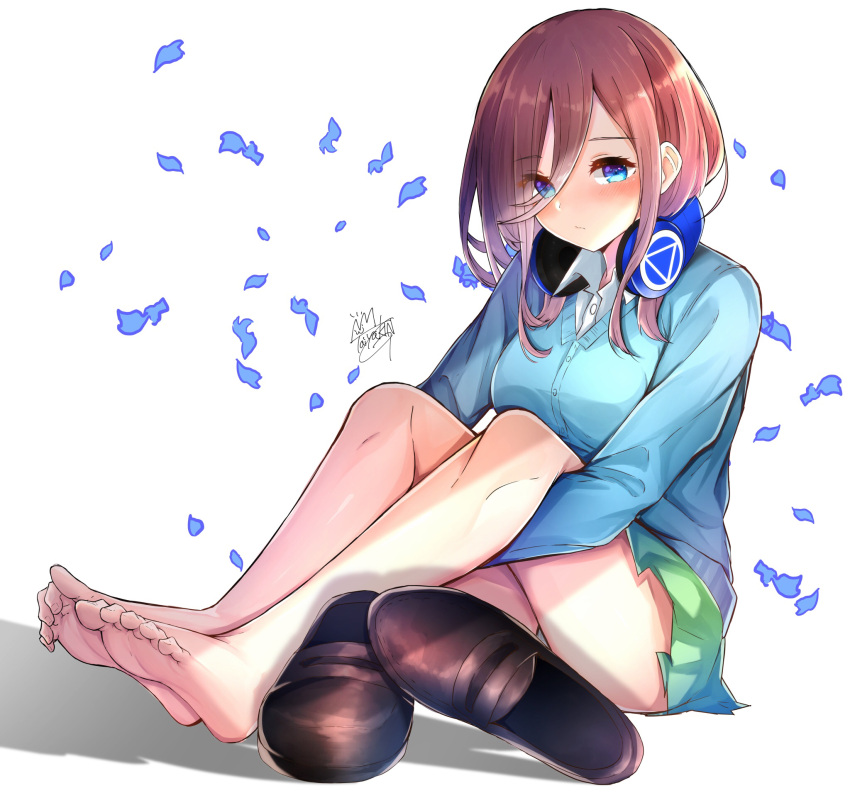 1girl barefoot blue_eyes blush brown_footwear closed_mouth eyebrows_visible_through_hair eyes_visible_through_hair go-toubun_no_hanayome green_skirt headphones headphones_around_neck highres legs long_sleeves looking_at_viewer nakano_miku redhead shoes shoes_removed short_hair signature sitting skirt solo taiyaking white_background