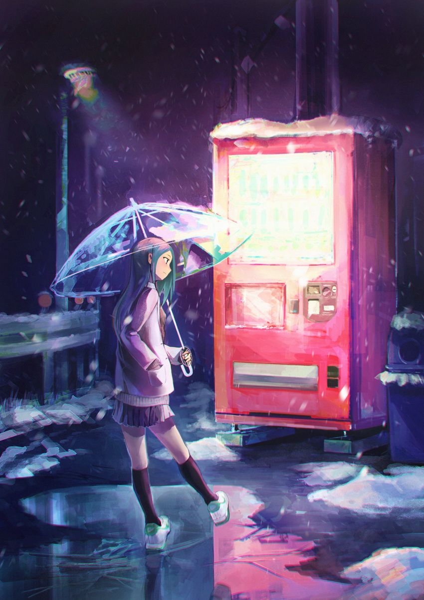 1girl black_legwear blue_skirt botsumoto closed_mouth green_hair guard_rail hand_in_pocket highres holding holding_umbrella kneehighs lamppost long_hair looking_away night original outdoors scenery school_uniform shoes skirt smile sneakers snow snowing solo standing umbrella vending_machine winter