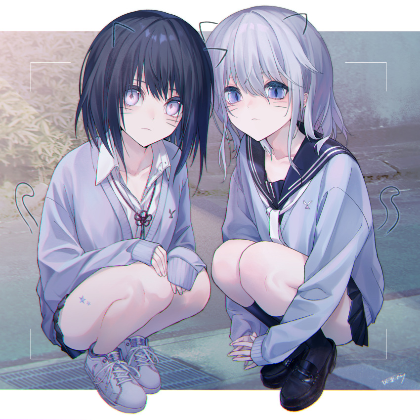 2girls absurdres black_hair black_legwear chromatic_aberration commentary haizome_senri highres kneehighs loafers looking_at_viewer multiple_girls original outdoors pink_eyes sailor_collar school_uniform shoes short_hair silver_hair sleeves_past_wrists squatting sweater viewfinder violet_eyes