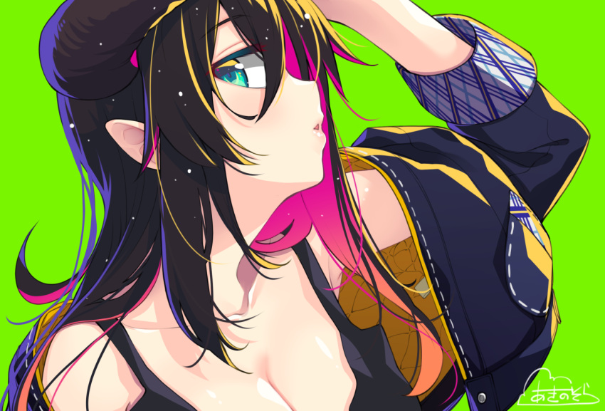 1girl akino_sora bangs bare_shoulders black_camisole black_hair black_jacket breasts camisole cleavage collarbone eyebrows_visible_through_hair green_background green_eyes hair_between_eyes jacket long_hair long_sleeves medium_breasts multicolored_hair off_shoulder open_clothes open_jacket original parted_lips pink_hair pointy_ears profile purple_hair signature simple_background solo two-tone_hair upper_body