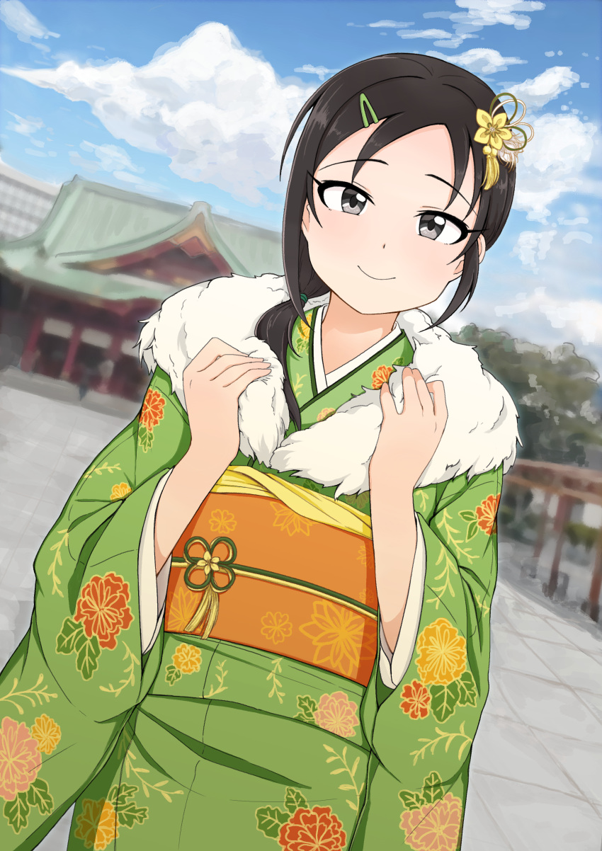 1girl absurdres black_hair blue_sky clouds cloudy_sky dutch_angle floral_print flower green_kimono grey_eyes hair_flower hair_ornament hair_over_shoulder hairclip highres idolmaster idolmaster_cinderella_girls japanese_clothes kimono long_hair long_sleeves looking_at_viewer outdoors pengwin pink_flower ponytail print_kimono red_flower rookie_trainer sash sky smile solo trainer_(idolmaster) upper_body wide_sleeves yellow_flower