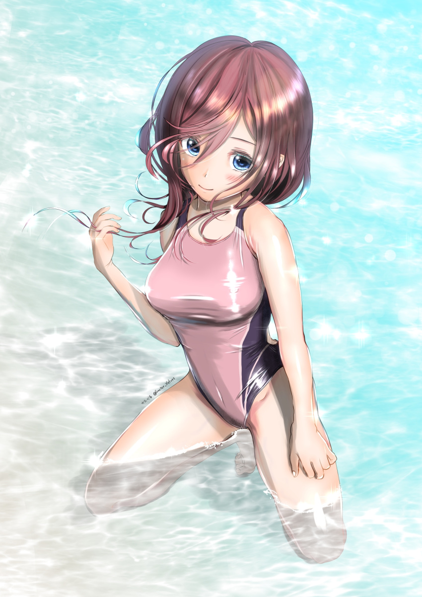 1girl artist_name barefoot blue_eyes breasts brown_hair commentary_request competition_swimsuit garter-velvet go-toubun_no_hanayome hair_between_eyes highres kneeling long_hair looking_at_viewer medium_breasts nakano_miku one-piece_swimsuit partially_submerged pink_swimsuit smile solo swimsuit twitter_username water_surface