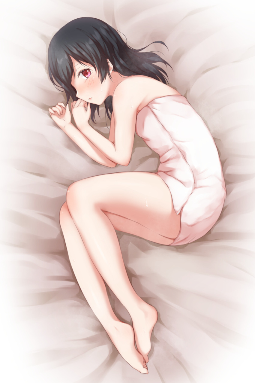 1girl barefoot bed_sheet black_hair blush commentary_request from_above full_body hair_down highres hitotsuki_no_yagi long_hair looking_at_viewer love_live! love_live!_school_idol_project lying on_side parted_lips profile red_eyes shiny shiny_skin sideways_glance solo tareme towel wet white_towel yazawa_nico