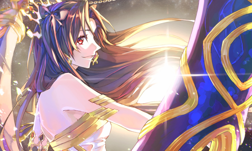 1girl bare_shoulders breasts brown_hair chain earrings fate/grand_order fate_(series) gauntlets highres hikari50503 ishtar_(fate/grand_order) jewelry lens_flare long_hair medium_breasts red_eyes shoulder_blades single_gauntlet smile