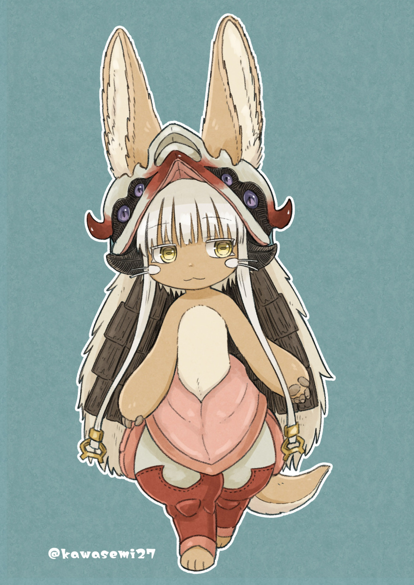 1other :3 absurdres ambiguous_gender animal_ears artist_name blue_background closed_mouth full_body helmet highres kawasemi27 looking_away made_in_abyss nanachi_(made_in_abyss) short_hair simple_background smile tail twitter_username whiskers white_hair yellow_eyes