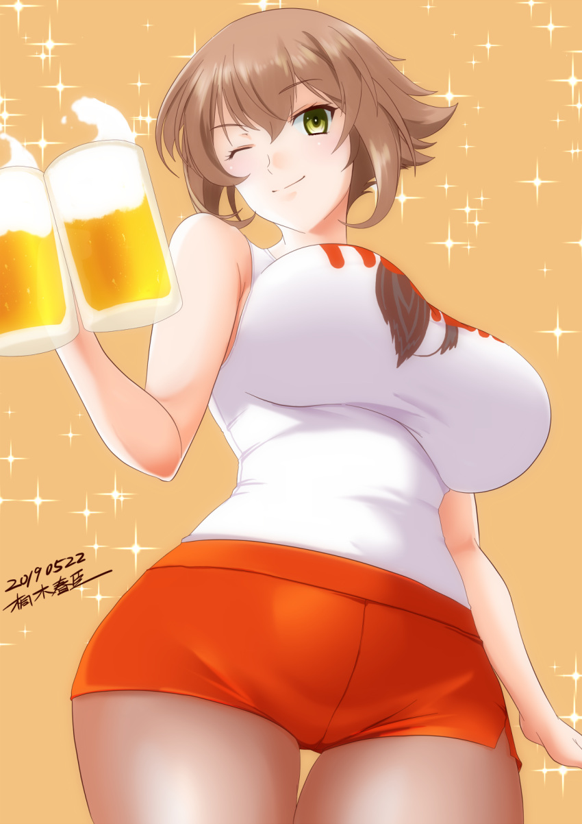 1girl alcohol alternate_costume artist_name beer beer_mug breasts brown_background brown_hair cup dated employee_uniform flipped_hair from_below green_eyes highres holding holding_cup hooters kantai_collection kiriki_haruomi large_breasts looking_at_viewer looking_down mutsu_(kantai_collection) one_eye_closed pantyhose short_hair short_shorts shorts simple_background smile solo sparkle_background uniform upper_body