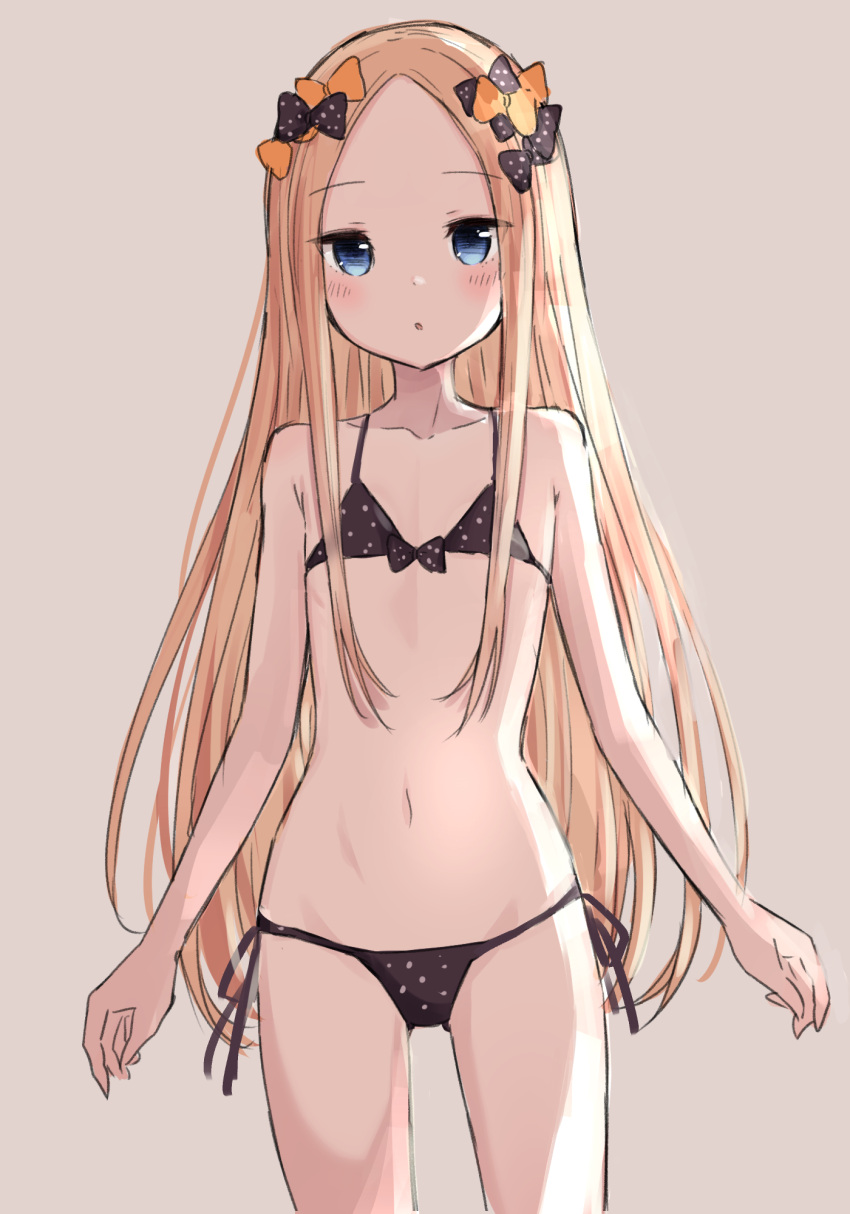 1girl abigail_williams_(fate/grand_order) bangs bare_shoulders bikini black_bikini black_bow blonde_hair blue_eyes blush bow breasts collarbone commentary_request fate/grand_order fate_(series) forehead gantan hair_bow highres long_hair looking_at_viewer navel open_mouth orange_bow parted_bangs polka_dot polka_dot_bikini polka_dot_bow simple_background small_breasts solo swimsuit