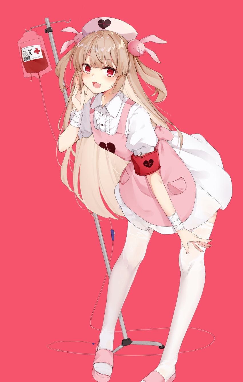 &gt;_&lt; 1girl :d absurdres apron armband bandaged_arm bandages bangs blood blood_bag blood_type blush bunny_hair_ornament center_frills commentary eyebrows_visible_through_hair fang frills hair_ornament hand_up hat highres jun.bit leaning_forward light_brown_hair long_hair looking_at_viewer natori_sana nurse_cap open_mouth pink_apron pink_background pink_footwear pink_headwear pleated_skirt puffy_short_sleeves puffy_sleeves red_eyes safety_pin sana_channel sandals shirt short_sleeves skirt smile solo standing thigh-highs two_side_up very_long_hair virtual_youtuber white_legwear white_shirt white_skirt