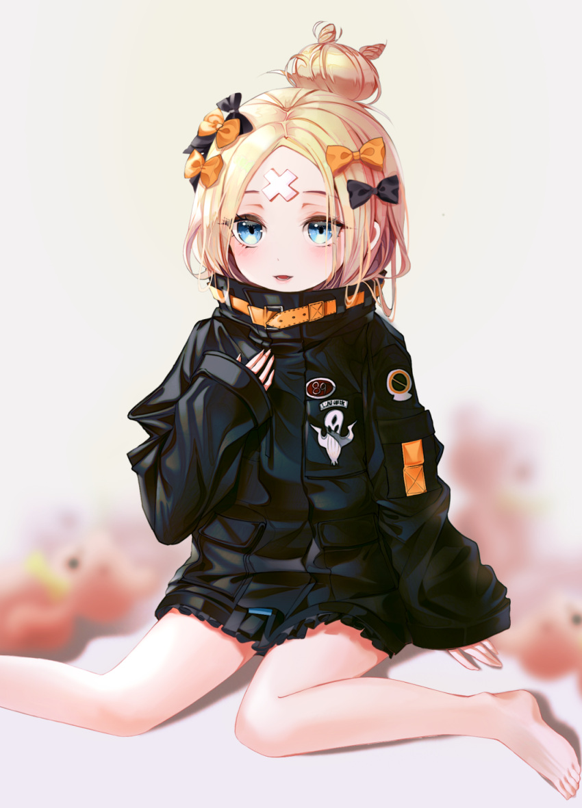 1girl abigail_williams_(fate/grand_order) bangs barefoot black_bow black_jacket blonde_hair blue_eyes blurry blurry_background bow crossed_bandaids depth_of_field ei_(tndusdldu) fate/grand_order fate_(series) fingernails grey_background hair_bow hair_bun heroic_spirit_traveling_outfit highres jacket long_hair long_sleeves looking_at_viewer orange_bow parted_bangs parted_lips polka_dot polka_dot_bow revision sitting sleeves_past_wrists smile solo stuffed_animal stuffed_toy teddy_bear wariza