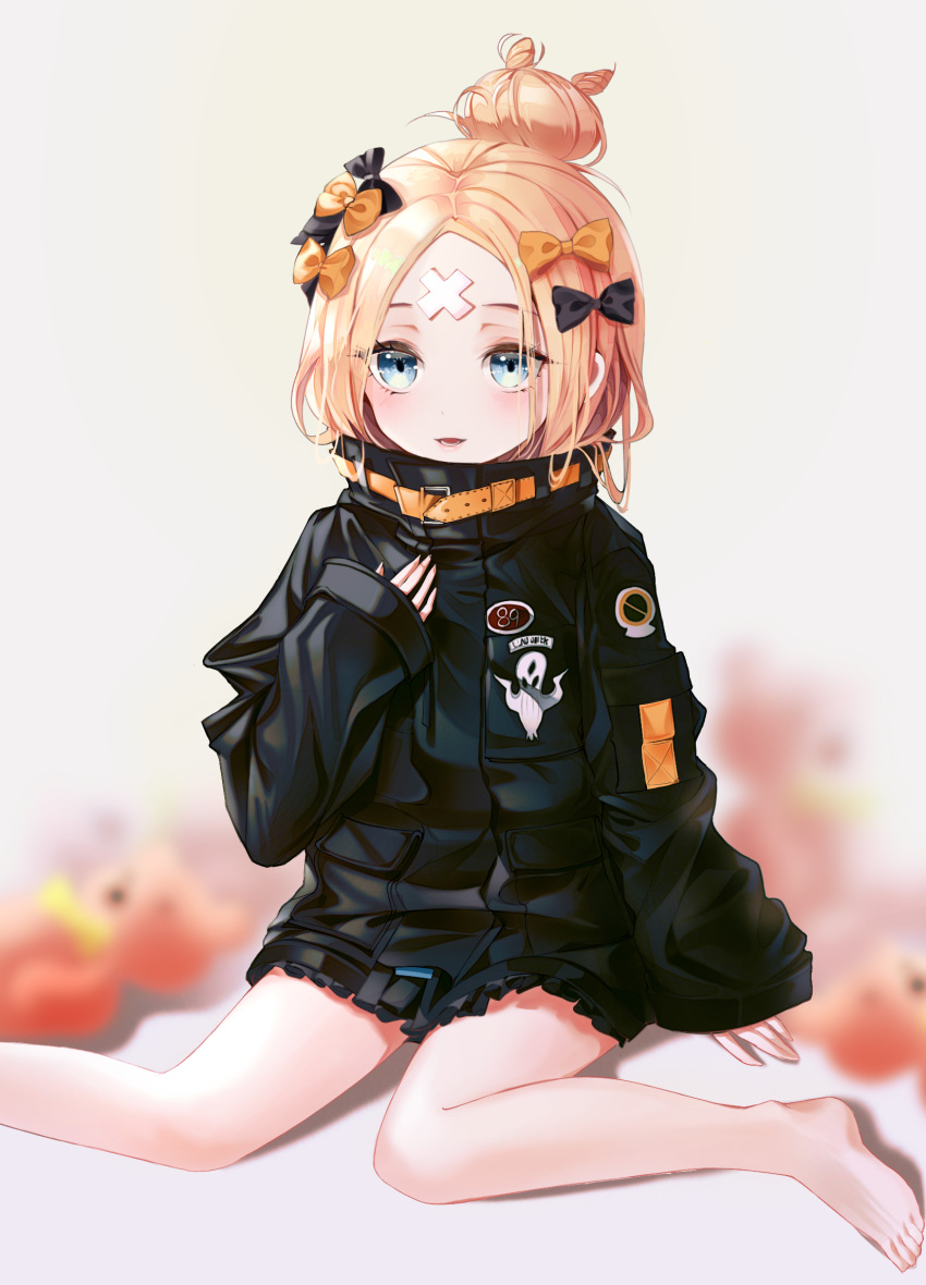 1girl abigail_williams_(fate/grand_order) bangs barefoot black_bow black_jacket blonde_hair blue_eyes blurry blurry_background bow commentary_request crossed_bandaids depth_of_field ei_(tndusdldu) fate/grand_order fate_(series) fingernails grey_background hair_bow hair_bun heroic_spirit_traveling_outfit highres jacket korean_commentary long_hair long_sleeves looking_at_viewer orange_bow parted_bangs parted_lips polka_dot polka_dot_bow sitting sleeves_past_wrists smile solo stuffed_animal stuffed_toy teddy_bear wariza
