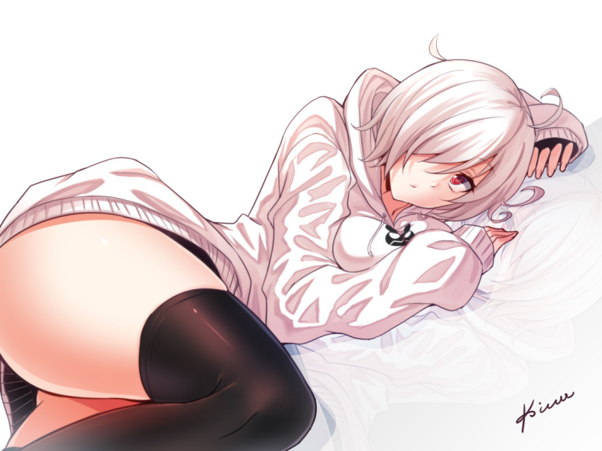 1girl ahoge artist_name ass black_legwear breasts commentary_request dutch_angle eyebrows_visible_through_hair feet_out_of_frame hair_over_one_eye hood hoodie koissa large_breasts long_sleeves looking_at_viewer lying on_stomach original puffy_sleeves red_eyes reflection short_hair signature silver_hair simple_background sleeves_past_wrists solo thigh-highs thighs white_background white_hoodie