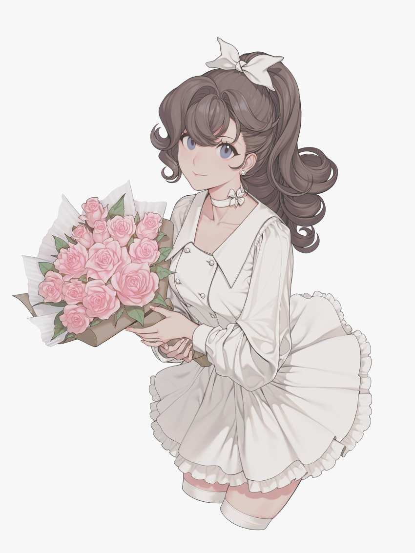 1girl asymmetrical_bangs bangs blue_eyes bouquet bow choker closed_mouth collarbone curly_hair dress earrings fingernails flower frilled_dress frills grey_background grey_hair hair_bow high_ponytail highres holding holding_bouquet jewelry lips long_hair long_sleeves looking_at_viewer pauline_bonaparte ponytail quuni seijo_senki simple_background smile solo thigh-highs white_dress white_legwear
