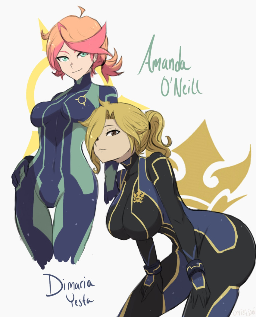 2girls amanda_o'neill blonde_hair bodysuit breasts brown_eyes character_name cosplay dimaria_yesta fairy_tail feet_out_of_frame green_eyes hair_over_one_eye highres large_breasts leaning_forward little_witch_academia looking_at_viewer medium_breasts metroid multicolored_hair multiple_girls omiza_somi orange_hair ponytail redhead samus_aran samus_aran_(cosplay) short_hair skin_tight smile two-tone_hair zero_suit