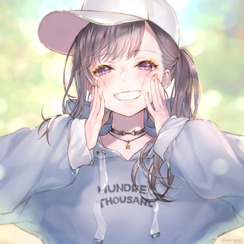 1girl ao+beni bangs baseball_cap blurry blurry_background blush brown_eyes brown_hair cheek_squash choker hands_on_own_cheeks hands_on_own_face hat hood hood_down hoodie jewelry long_hair looking_at_viewer necklace one_side_up original smile solo swept_bangs teeth upper_body