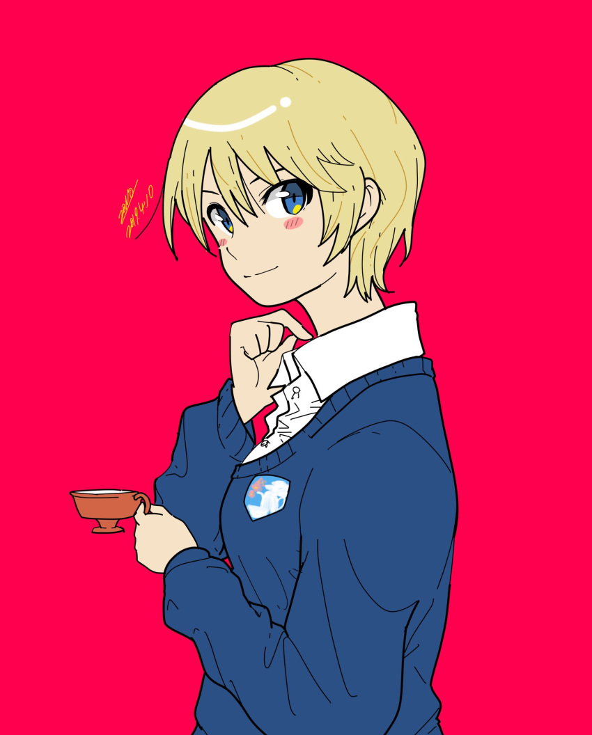 1girl alternate_hairstyle artist_name bangs blonde_hair blue_eyes blue_sweater closed_mouth commentary cup darjeeling dated dress_shirt from_side girls_und_panzer highres holding holding_cup long_sleeves looking_at_viewer no_neckwear red_background school_uniform shirt short_hair signature simple_background smile solo st._gloriana's_school_uniform sweater teacup upper_body v-neck white_shirt wing_collar zono_(inokura_syuzo029)