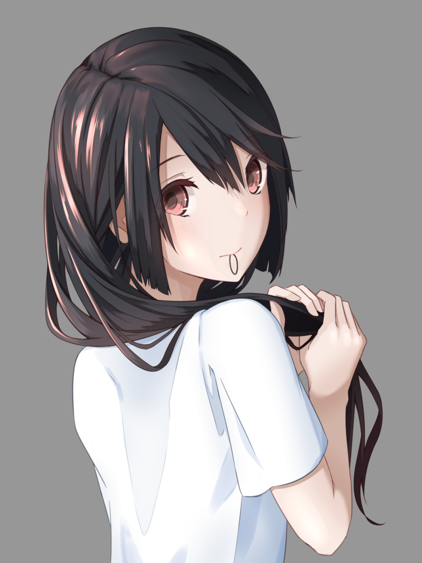 1girl black_hair brown_eyes from_behind grey_background hair_over_shoulder highres long_hair looking_at_viewer looking_back mouth_hold original oriuo_q shiny shiny_hair shirt short_sleeves simple_background solo tying_hair upper_body white_shirt