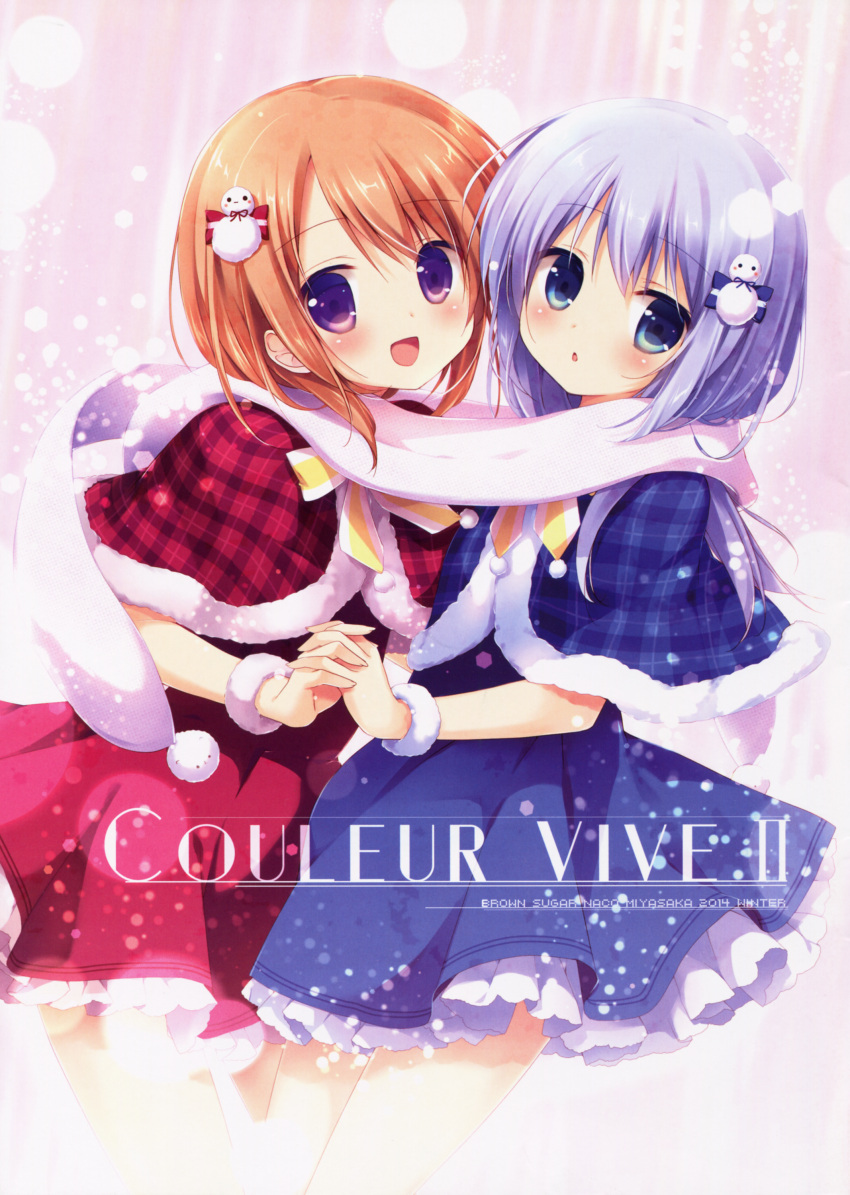 2girls :d :o absurdres artist_name bangs blue_capelet blue_dress blue_eyes blush bow capelet chestnut_mouth circle_name cowboy_shot dress eyebrows_visible_through_hair french_text frilled_dress frills fur-trimmed_capelet fur_trim gochuumon_wa_usagi_desu_ka? highres holding_hands hoto_cocoa interlocked_fingers kafuu_chino light_blue_hair long_hair looking_at_viewer matching_outfit miyasaka_nako multiple_girls open_mouth orange_hair plaid plaid_capelet pom_pom_(clothes) red_capelet red_dress scan scarf scrunchie shared_scarf sidelocks smile snowman_hair_ornament standing striped striped_bow violet_eyes white_scarf wrist_scrunchie