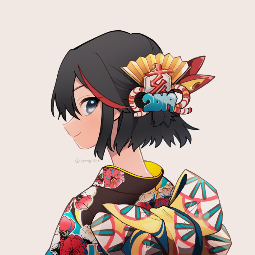 1girl 2019 bangs black_hair black_kimono blue_eyes closed_mouth commentary floral_print from_side grey_background hair_ornament highres japanese_clothes kill_la_kill kimono looking_at_viewer matoi_ryuuko mittsun multicolored_hair portrait print_kimono short_hair simple_background smile solo streaked_hair symbol_commentary twitter_username two-tone_hair