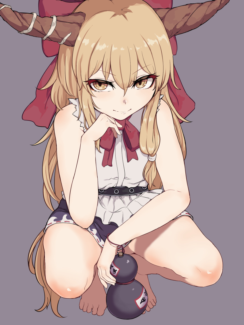 1girl bangs bare_arms bare_legs bare_shoulders barefoot belt black_belt blonde_hair bow commentary_request eyebrows_visible_through_hair gourd grey_background hair_between_eyes hair_bow hand_up highres horns ibuki_suika light_smile long_hair looking_at_viewer marsen miniskirt narrowed_eyes neck_ribbon ofuda oni oni_horns purple_skirt red_bow red_neckwear red_ribbon ribbon shirt sidelocks simple_background skirt sleeveless sleeveless_shirt smile solo squatting thighs touhou v-shaped_eyebrows very_long_hair white_shirt yellow_eyes