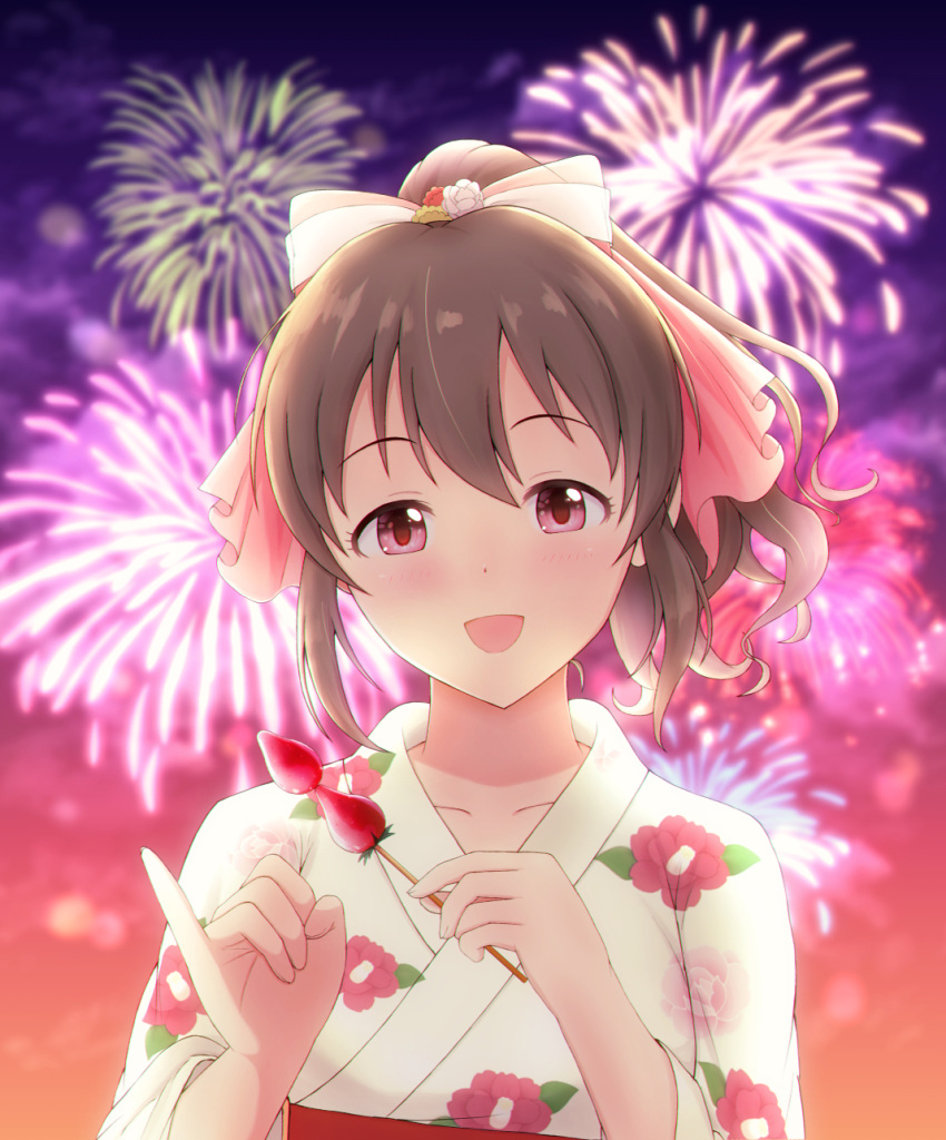 1girl :d aerial_fireworks arms_up blurry bow brown_hair collarbone commentary_request depth_of_field fireworks floral_print food fruit gradient_sky gucchi_(gucchi2501) hair_between_eyes hair_bow head_tilt highres holding holding_food hori_yuuko idolmaster idolmaster_cinderella_girls japanese_clothes kimono looking_at_viewer night obi open_mouth outdoors pink_bow pink_eyes pinky_out ponytail sash skewer sky smile solo standing strawberry upper_body yukata