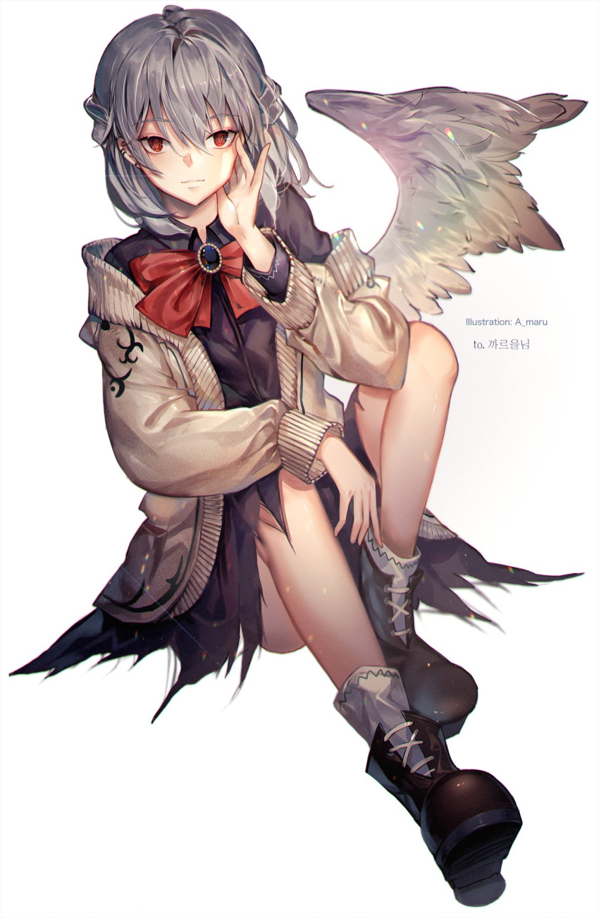 1girl artist_name bangs black_footwear boots bow bowtie braid brooch commentary_request dress ear_piercing eyebrows_visible_through_hair feathered_wings french_braid full_body grey_jacket grey_wings hair_between_eyes hand_up highres jacket jewelry kishin_sagume knee_up korean korean_commentary long_sleeves looking_at_viewer off_shoulder open_clothes open_jacket piercing purple_dress red_bow red_eyes red_neckwear short_dress short_hair silver_hair simple_background single_wing sitting socks solo touhou translation_request unity_(ekvmsp02) white_background white_legwear wings