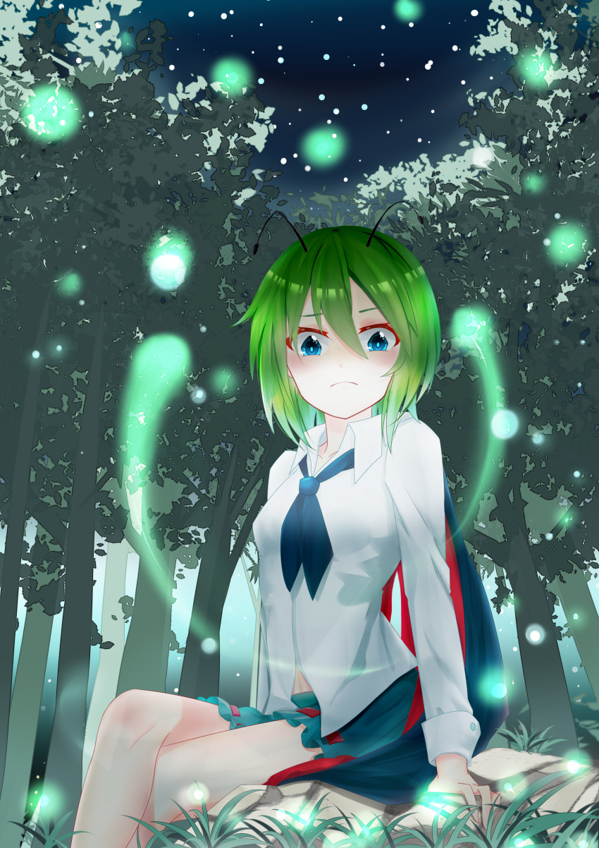 1girl absurdres antennae arm_support bangs black_cape black_neckwear blue_shorts blush breasts cape chinese_commentary commentary_request crossed_legs feet_out_of_frame forest grass green_eyes green_hair hair_between_eyes highres light_particles long_sleeves looking_at_viewer misaki_dizangge nature navel outdoors rock shirt short_hair short_shorts shorts sitting small_breasts solo thighs touhou tree white_shirt wing_collar wriggle_nightbug