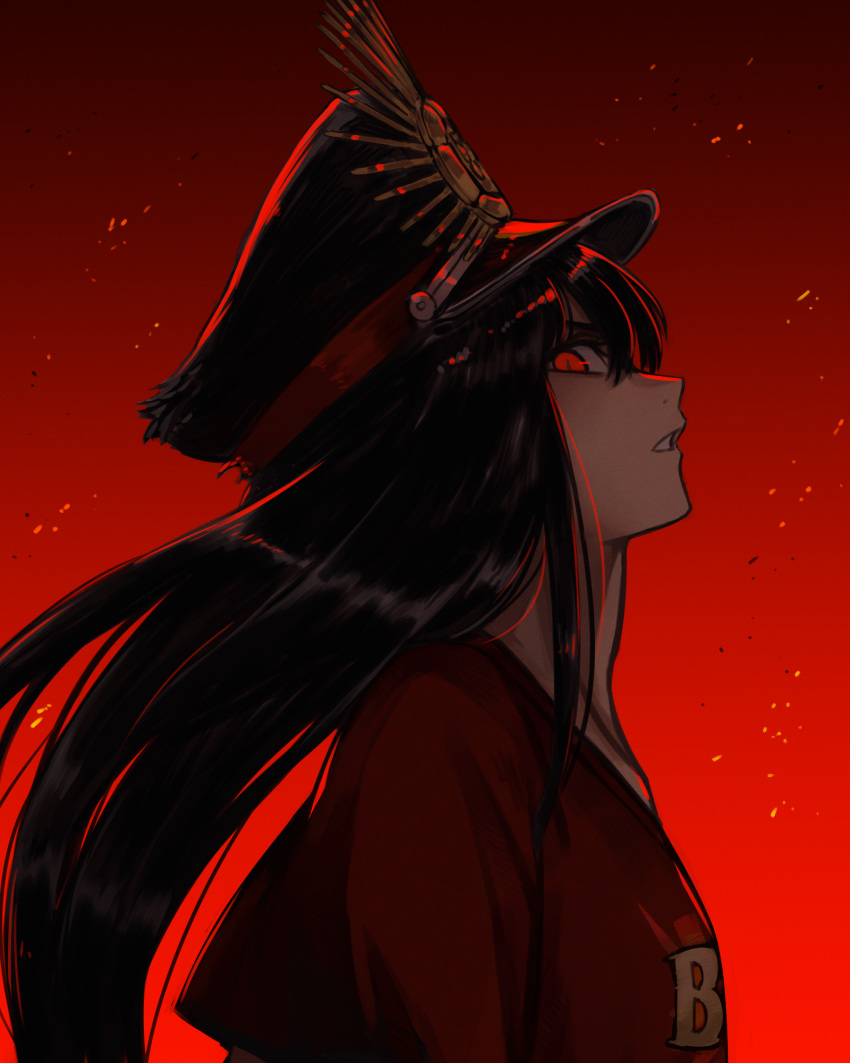 1girl black_hair black_headwear buster_shirt commentary_request fate/grand_order fate_(series) floating_hair from_side fumafu gradient gradient_background hat highres long_hair looking_at_viewer oda_nobunaga_(fate) oda_nobunaga_(swimsuit_berserker)_(fate) parted_lips peaked_cap profile red_background red_eyes red_shirt shiny shiny_hair shirt sideways_glance slit_pupils solo t-shirt upper_body
