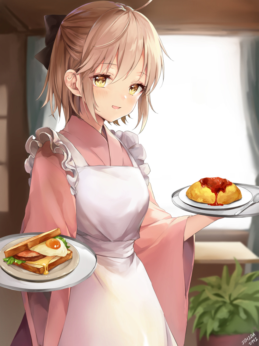 1girl ahoge apron black_bow blonde_hair bow cowboy_shot fate/grand_order fate_(series) food hair_bow half_updo highres holding holding_plate indoors ishita_umi japanese_clothes kimono koha-ace okita_souji_(fate) okita_souji_(fate)_(all) omurice pink_kimono plant plate potted_plant sandwich solo white_apron wide_sleeves yellow_eyes