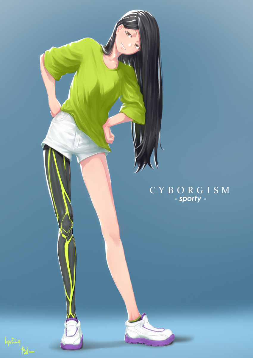1girl black_hair brown_eyes commentary cyborg full_body hands_on_hips highres leaning_to_the_side long_hair long_legs looking_at_viewer original prosthesis prosthetic_leg short_shorts shorts simple_background smile solo tafuu_(tortafu)