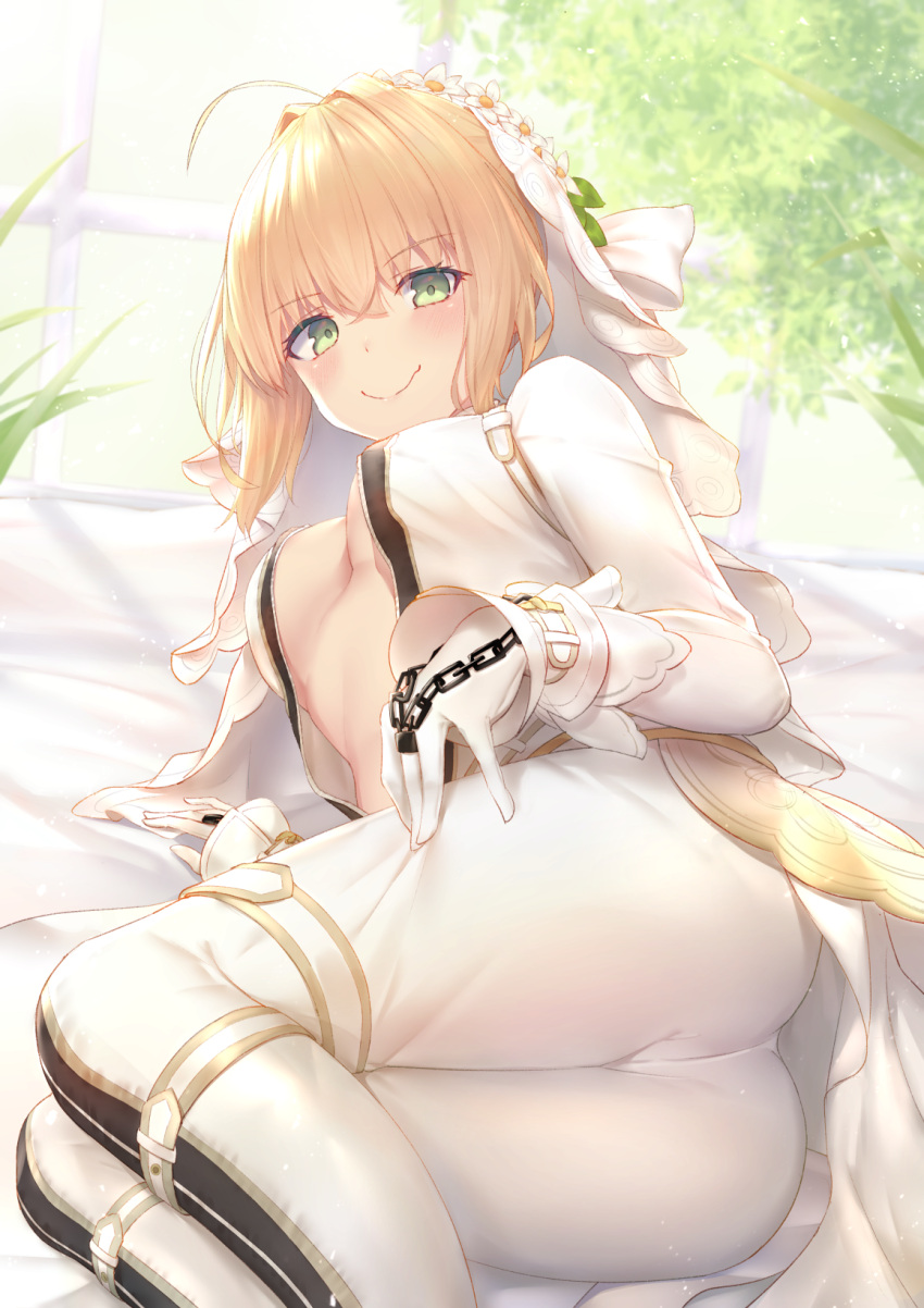 1girl ahoge belt blonde_hair breasts bridal_veil center_opening chain closed_mouth eyebrows_visible_through_hair fate/extra fate/extra_ccc fate_(series) gloves green_eyes highres long_sleeves looking_at_viewer medium_breasts nero_claudius_(bride)_(fate) nero_claudius_(fate)_(all) reuri_(tjux4555) short_hair smile solo veil wavy_mouth white_gloves