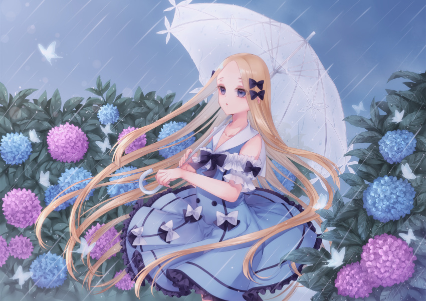 1girl abigail_williams_(fate/grand_order) bangs bare_shoulders black_bow blonde_hair blue_dress blue_eyes blue_flower bow bug butterfly collarbone commentary_request dress dress_bow fate/grand_order fate_(series) flower hair_bow highres holding holding_umbrella insect long_hair orii_(fsgp5252) parted_bangs pink_flower rain short_sleeves standing umbrella very_long_hair white_bow