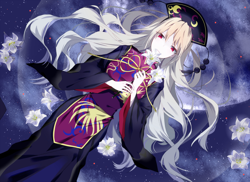 1girl black_dress blonde_hair blue_background chinese_clothes chokie dress flower gradient_hair grey_hair hat highres holding holding_flower junko_(touhou) long_hair long_sleeves looking_at_viewer multicolored_hair pale_skin red_eyes solo touhou very_long_hair white_flower wide_sleeves