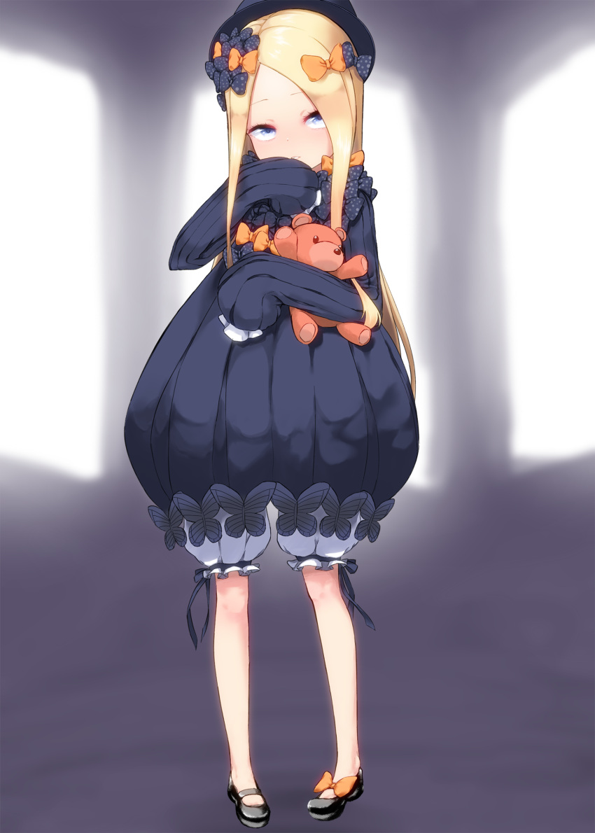 1girl abigail_williams_(fate/grand_order) black_dress black_footwear black_headwear blonde_hair bloomers blue_eyes bow commentary_request dress fate/grand_order fate_(series) full_body hair_bow hand_to_own_mouth hat highres hug kento0131 long_hair mary_janes object_hug ribbon shoes short_dress sleeves_past_wrists solo stuffed_animal stuffed_toy teddy_bear underwear very_long_hair
