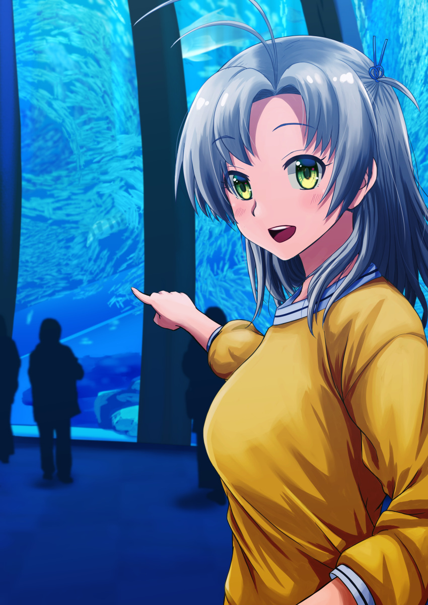 1girl 3others absurdres alternate_costume aquarium commentary_request eyebrows_visible_through_hair green_eyes grey_hair hair_tie highres indoors kantai_collection kinugasa_(kantai_collection) long_sleeves multiple_others one_side_up open_mouth pointing remodel_(kantai_collection) smile sosser sweater upper_body upper_teeth yellow_sweater